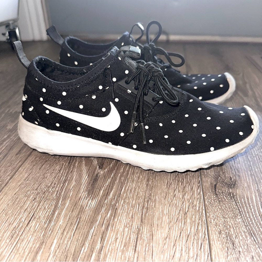 Women’s Nikes - Polka Dot - B&W - Size 7.5